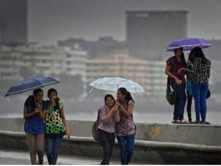 અમરેલીમાં અવિરત મેઘમહેર, કેટલીક શાળાઓમાં અપાઈ રજા અમરેલીમાં અવિરત મેઘમહેર, કેટલીક શાળાઓમાં અપાઈ રજા