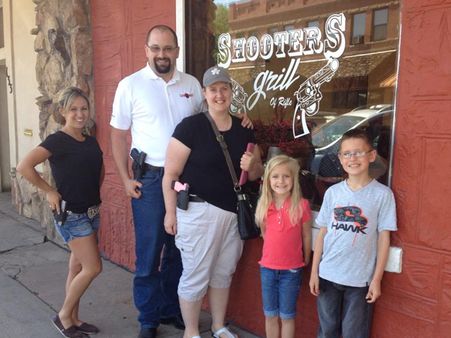 ગ્રાહકો પણ બંદૂક લઇને આવે છે