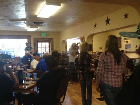 આ રેસ્ટોરન્ટમાં યુવતીઓ બંદૂકની અણીએ ખવડાવે છે ભોજન! 