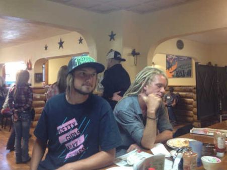 આ રેસ્ટોરન્ટમાં યુવતીઓ બંદૂકની અણીએ ખવડાવે છે ભોજન! 