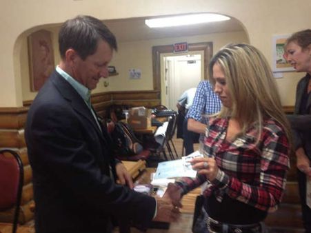 આ રેસ્ટોરન્ટમાં યુવતીઓ બંદૂકની અણીએ ખવડાવે છે ભોજન! 