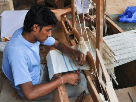 હાથસાળ વણકરો માટે મંદીનો માહોલ 