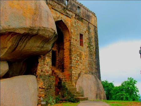 મદન મહલ કિલ્લો