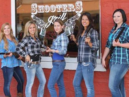 આ રેસ્ટોરન્ટમાં યુવતીઓ બંદૂકની અણીએ ખવડાવે છે ભોજન!