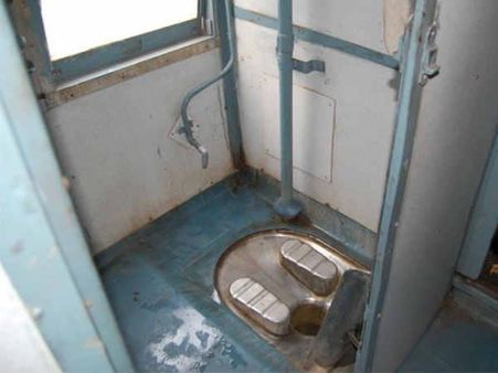 ડબ્બામાં ટોઈલેટ 