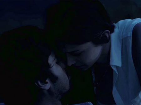 Trailer/Pics : ફાઇંડિંગ ફૅનીમાં દીપિકા-અર્જુન થયા ઇંટીમેટ, લિપલૉક પણ...