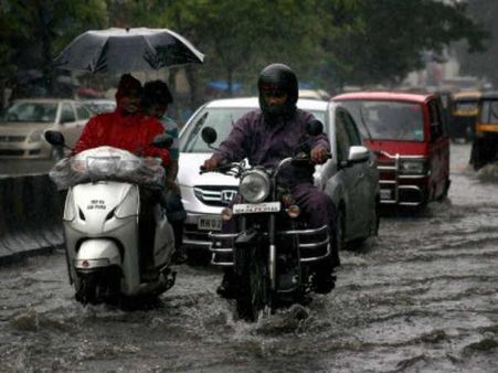 રસ્તાઓ પર ફરી વળ્યું પાણી