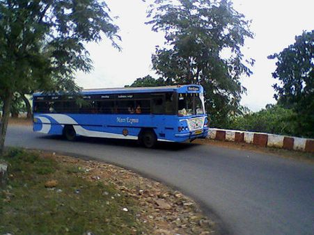 ઉપર તરફ જતા વાહનને પૂરતી જગ્યા આપો