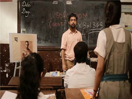 છોકરી ઉભી થઇને પાડવા લાગે છે બૂમો