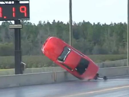 કોંક્રેટના બેરિઅર સાથે અથડાઇ