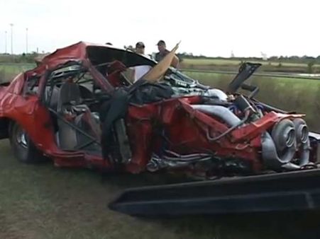 કારને ટ્રકમાં લઇ જવામાં આવી