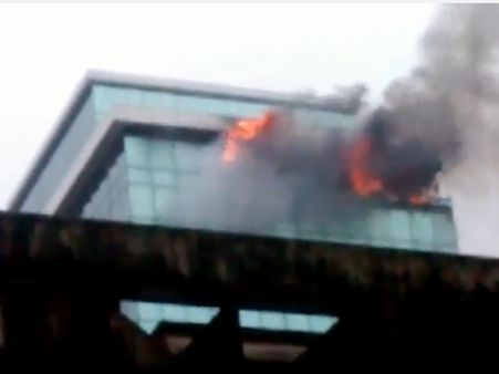 મુંબઇની 22 માળની બિલ્ડીંગમાં ભીષણ આગ, હેલિકોપ્ટરથી કરાયું રેસ્ક્યૂ ઓપરેશન