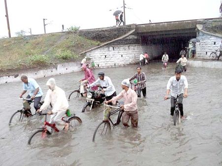 પાણીમાંથી પસાર થતા લોકો