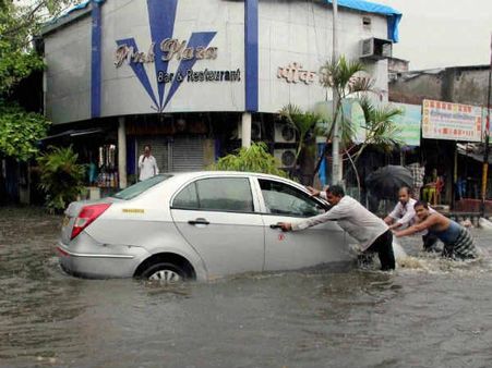 પાણીમાં ફસાઇ કાર