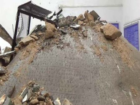 ગુજરાતના જૂનાગઢમાં આવેલા ઐતિહાસિક અશોક શિલાલેખ પર છત તૂટી પડી