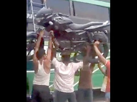 ભારતીય સુપરમેનઃ માથા પર મુક્યુ પલ્સરને ચઢ્યો બસ પર