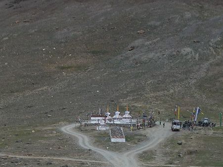 સૌથી પહેલા કુંજુમ લા પાર કરવું પડશે સૌથી પહેલા કુંજુમ લા પાર કરવું પડશે