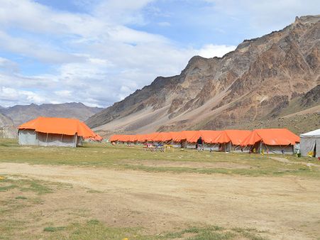 આ રસ્તો સીધો સારચૂ લઇ જાય છે આ રસ્તો સીધો સારચૂ લઇ જાય છે