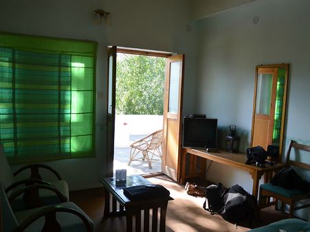 અહીં અનેક વૈભવી અને સામાન્ય હોટલ્સ અહીં અનેક વૈભવી અને સામાન્ય હોટલ્સ