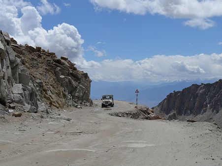 જીપ અથવા એસયુવીનો ઉપયોગ કરો જીપ અથવા એસયુવીનો ઉપયોગ કરો