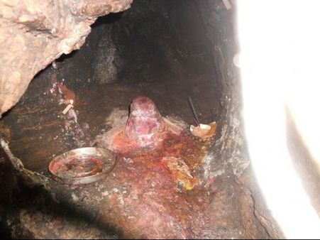 અક્કામહાદેવી ગુફામાં આવેલું શિવલિંગ