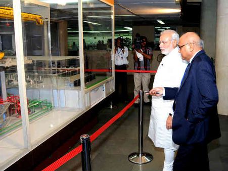 નરેન્દ્ર મોદી બાર્કની મુલાકાતે