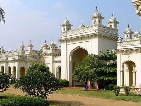 વિશાળ અને સુંદર મહેલ