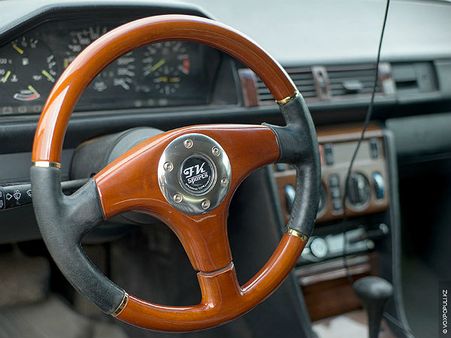 લાંકડાંમાથી બનેલું સ્ટીયરિંગ