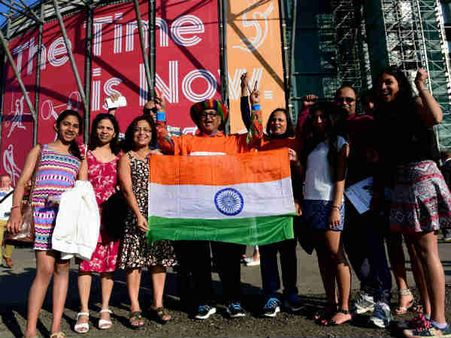 સેલ્ટિક પાર્કની બહાર ઊભેલા ભારતીય