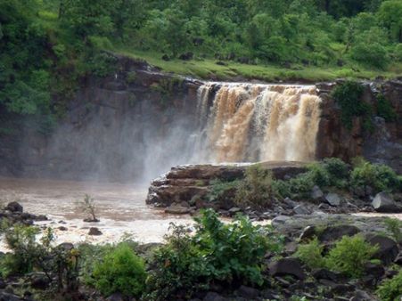 સાપુતારામાં વહેતું ઝરણું સાપુતારામાં વહેતું ઝરણું