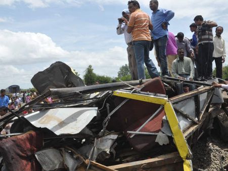 સ્થાનિક લોકો દ્વારા મદદ