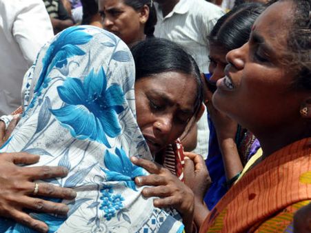 આશ્વાસન આપતી મહિલા