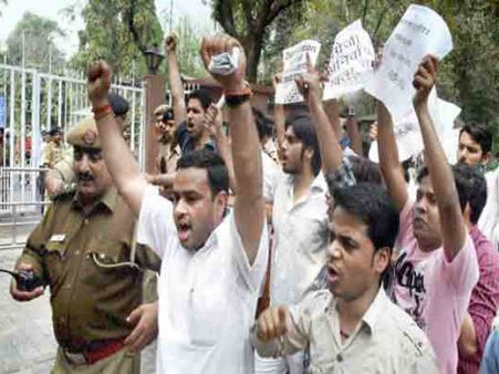 દિલ્હીમાં UPSC વિદ્યાર્થીઓનો હંગામો, પોલીસવાન સહિત ઘણી ગાડીઓને ચાંપી આગ