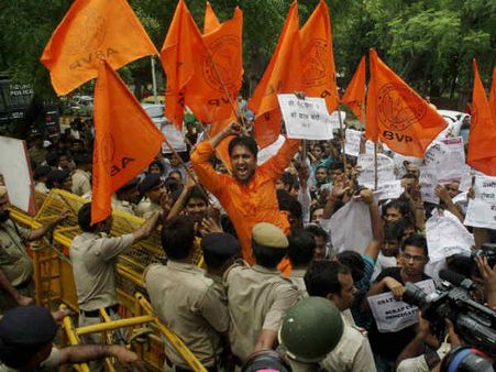 UPSC પરીક્ષા વિવાદ: વિદ્યાર્થીઓનું પ્રદર્શન યથાવત, મોદીને મળ્યા જિતેન્દ્ર સિંહ 