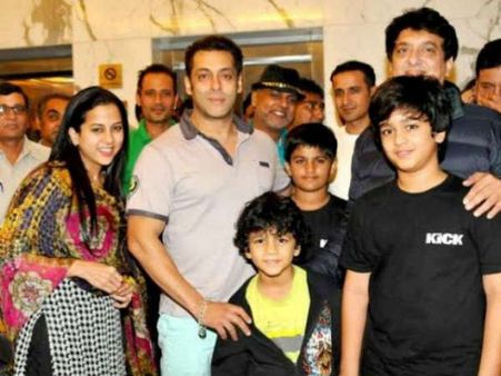 કોણે-કોણે મારી કિક?