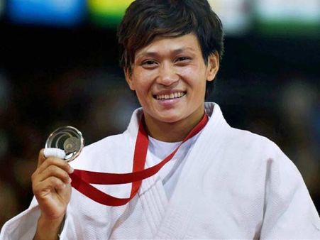 કલ્પના થોડમ-કાસ્ય પદક