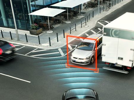 ઇન્ટરસેક્શનમાં ઓટો બ્રેક આપનારી પહેલી કંપની