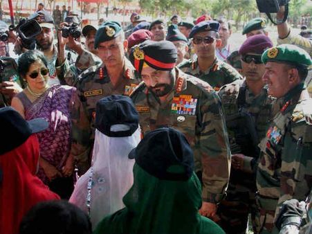 શહીદોની વિધવાઓને મળ્યા બિક્રમ સિંહ