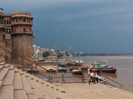 વારાણસી ઘાટ- તટ પર સીઢિયો
