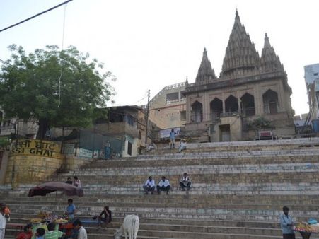 વારાણસી ઘાટ- ઘાટ તરફ લઇ જતી સીઢીયો