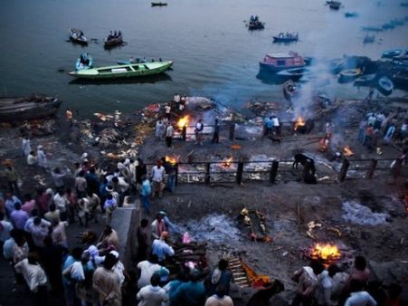 મણિકર્ણિકા ઘાટ- મૃતકોનું અંતિમ સંસ્કાર કરતા તેમના પરિજનો