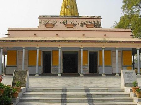 જૈન મંદિર- મંદિરની સામેનું એક દ્રશ્ય