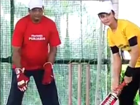 ઇશિતાની બૅટિંગ ઇશિતાની બૅટિંગ