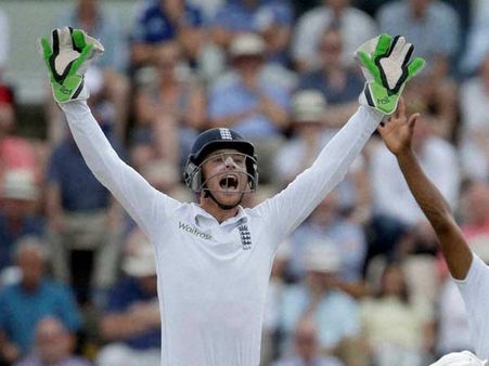 ટેસ્ટ પદાર્પણમાં છ કેચ