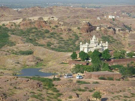 બાલસમંદ તળાવ 