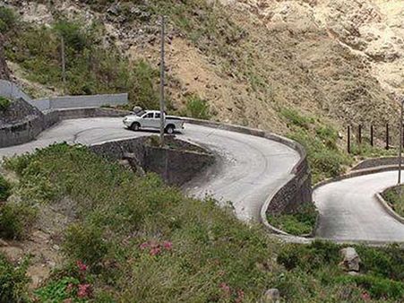 ટ્વિસ્ટી માઉન્ટેન રોડ પર ડ્રાઇવ