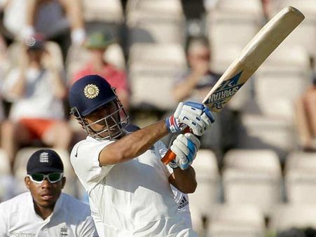 બીજી વાર પહેલી દસ ઓવરમાં ધોનીનું બેટિંગ બીજી વાર પહેલી દસ ઓવરમાં ધોનીનું બેટિંગ