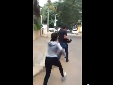 પકડી તેને ઘૂંટણીએ પડવા કહ્યું