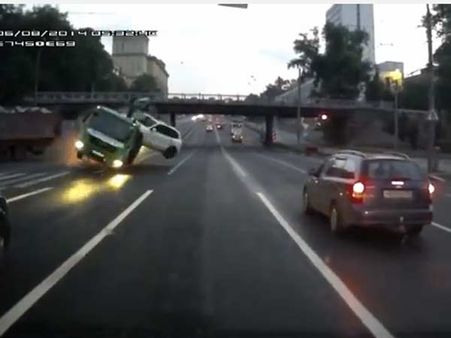 અન્ય ટ્રક સાથે ધડાકાભેર અકસ્માત