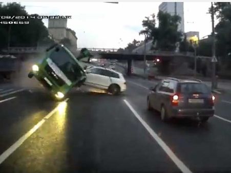 અકસ્માત બાદ બેકાબૂ ટ્રક